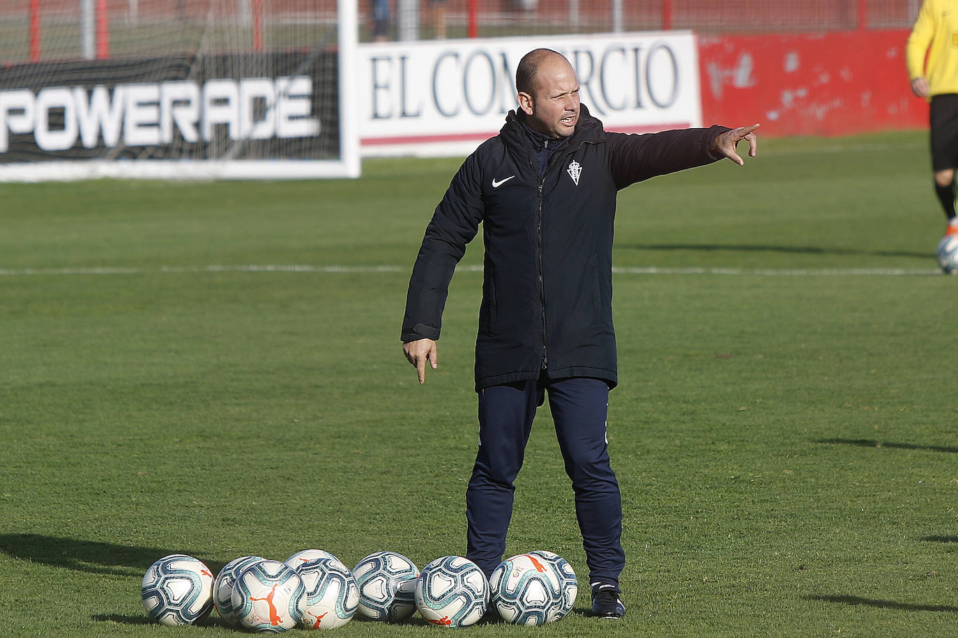 Los jugadores del Sporting han entrenado este viernes para tratar de sumar los tres puntos en el encuentro contra el Extremadura, que se celebra el sábado en El Molinón. 