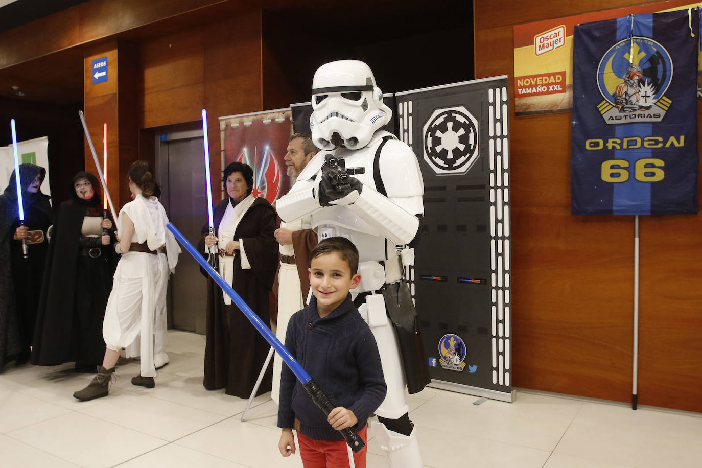 Los fans de Star Wars de Gijón han acudido al estreno de la última película de la saga, 'El ascenso de Skywalker', en los cines Yelmo caracterizados de sus personajes favoritos. 