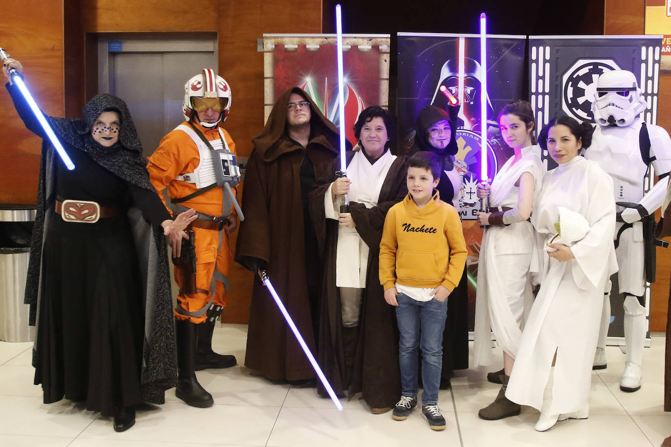 Los fans de Star Wars de Gijón han acudido al estreno de la última película de la saga, 'El ascenso de Skywalker', en los cines Yelmo caracterizados de sus personajes favoritos. 