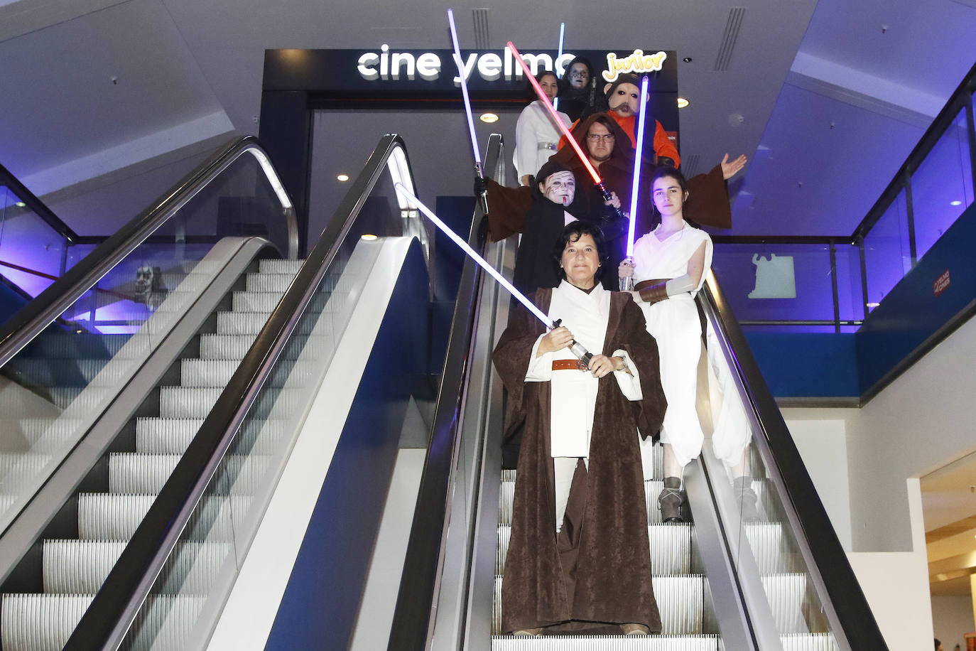 Los fans de Star Wars de Gijón han acudido al estreno de la última película de la saga, 'El ascenso de Skywalker', en los cines Yelmo caracterizados de sus personajes favoritos. 