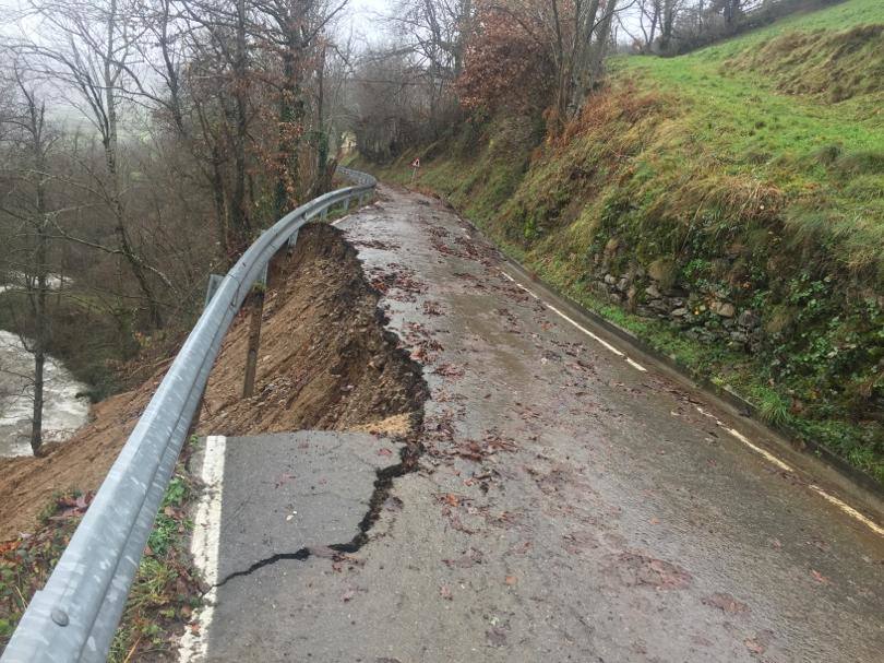 Uno de los puntos más afectados es la zona del Occidente de la región donde varios desprendimientos han producido cortes en las carreteras.