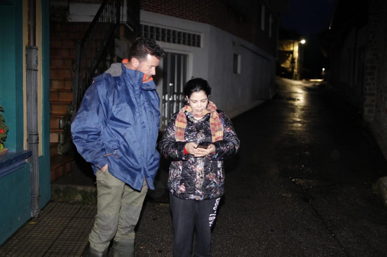 Dos vecinos de Caleao buscan cobertura. 