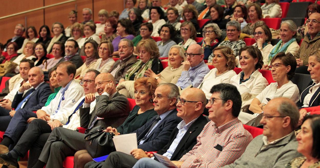 Autoridades y homenajeados, ayer, durante la ceremonia en el salón de actos del Hospital Universitario Central de Asturias. 