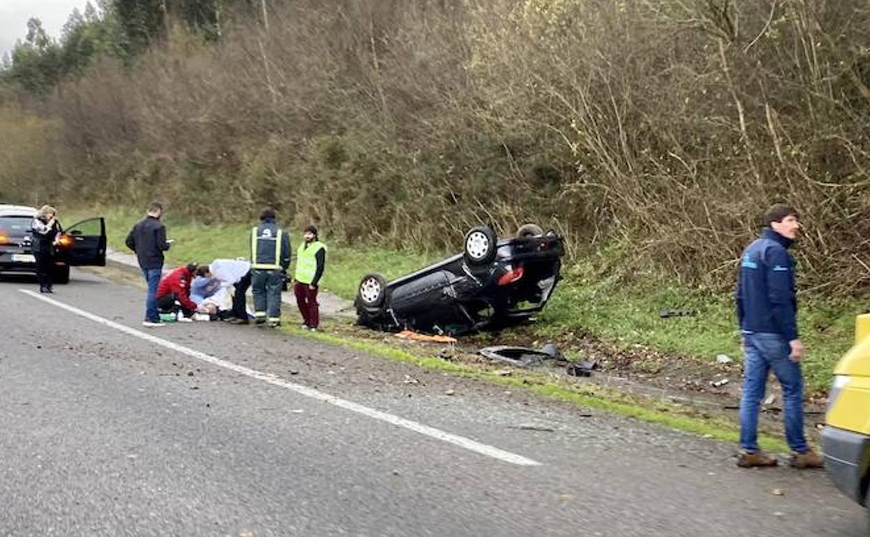 Vehículo siniestrado en la autovía del Cantábrico.