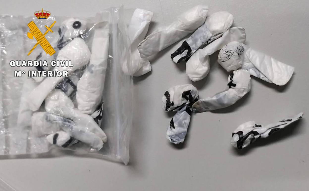 Parte del material incautado al detenido.