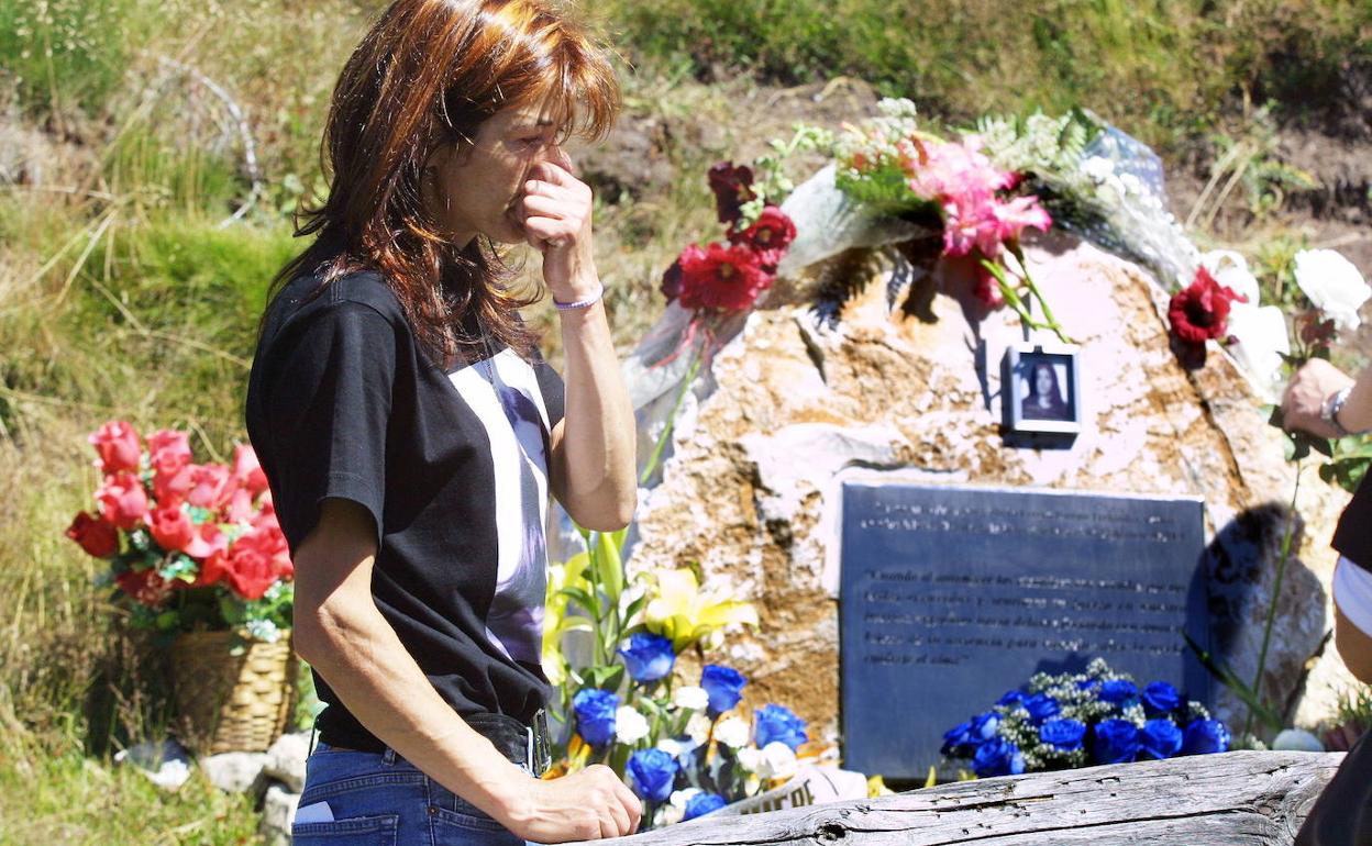 Julia Fernández, madre de Sheila Barrero, durante un homenaje a su hija en 2004. 