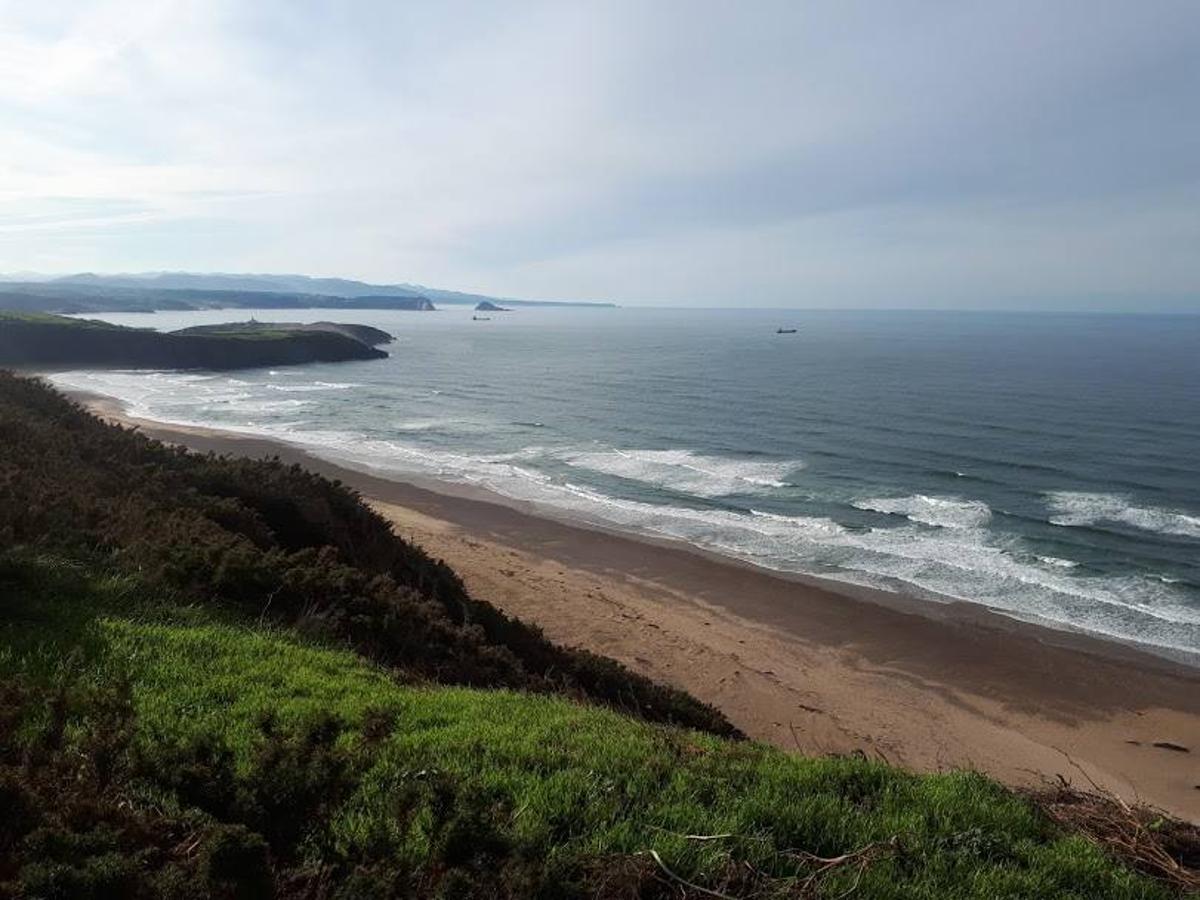 Fotos: Senderismo entre praderías, playas y acantilados