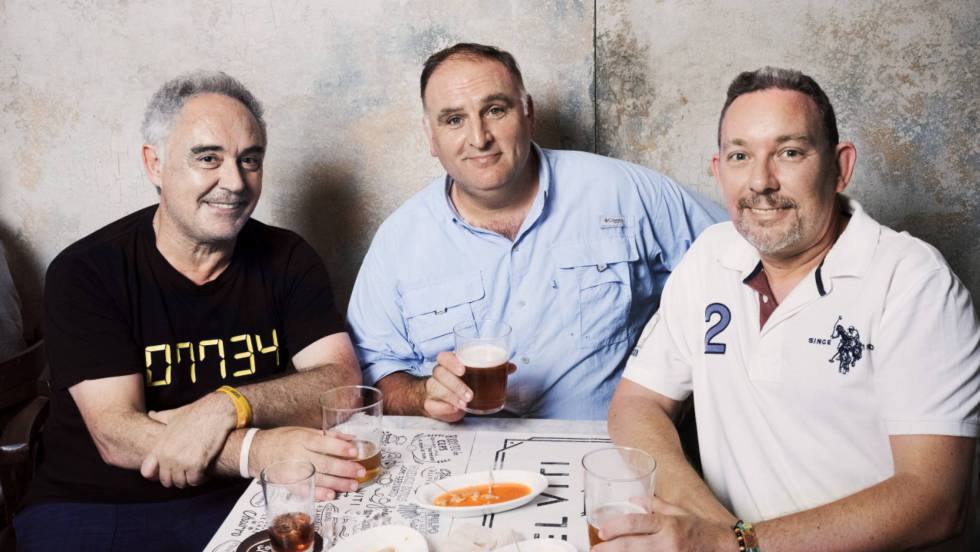 El chef asturiano José Andrés (centro) y los hermanos Ferran y Albert Adrià 