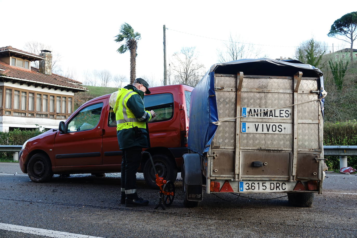 El suceso tuvo lugar en torno a las cuatro, cuando un turismo que circulaba en sentido Oviedo invadió el carril contrario, colisionando con una furgoneta que llevaba un remolque ligero. Hay cuatro heridos.
