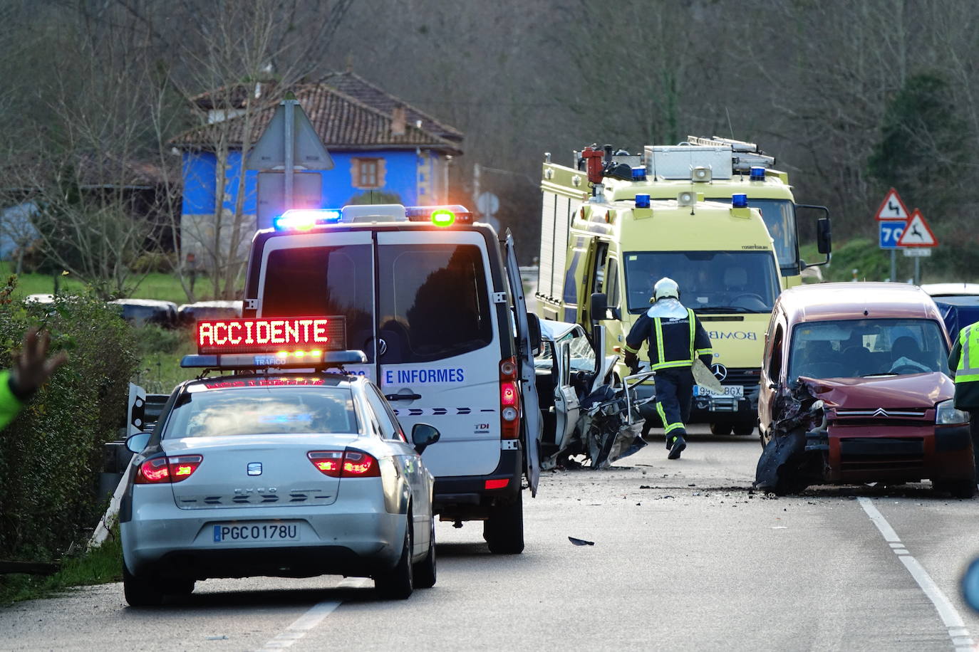 El suceso tuvo lugar en torno a las cuatro, cuando un turismo que circulaba en sentido Oviedo invadió el carril contrario, colisionando con una furgoneta que llevaba un remolque ligero. Hay cuatro heridos.