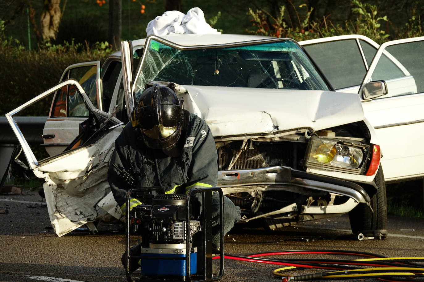 El suceso tuvo lugar en torno a las cuatro, cuando un turismo que circulaba en sentido Oviedo invadió el carril contrario, colisionando con una furgoneta que llevaba un remolque ligero. Hay cuatro heridos.