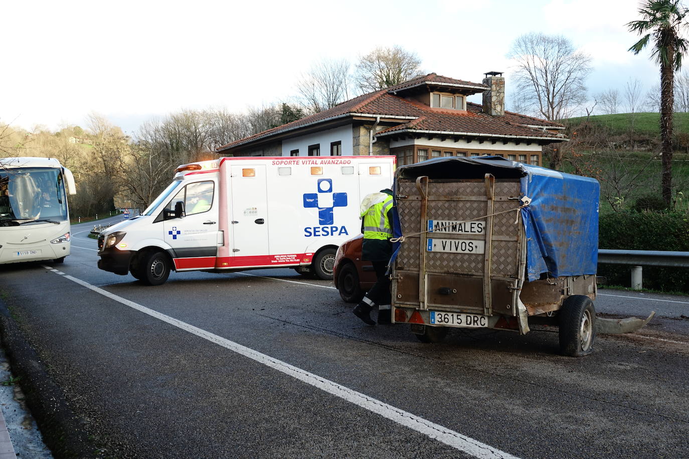 El suceso tuvo lugar en torno a las cuatro, cuando un turismo que circulaba en sentido Oviedo invadió el carril contrario, colisionando con una furgoneta que llevaba un remolque ligero. Hay cuatro heridos.
