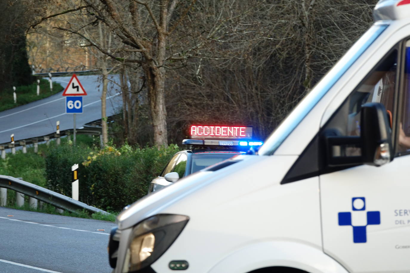 El suceso tuvo lugar en torno a las cuatro, cuando un turismo que circulaba en sentido Oviedo invadió el carril contrario, colisionando con una furgoneta que llevaba un remolque ligero. Hay cuatro heridos.