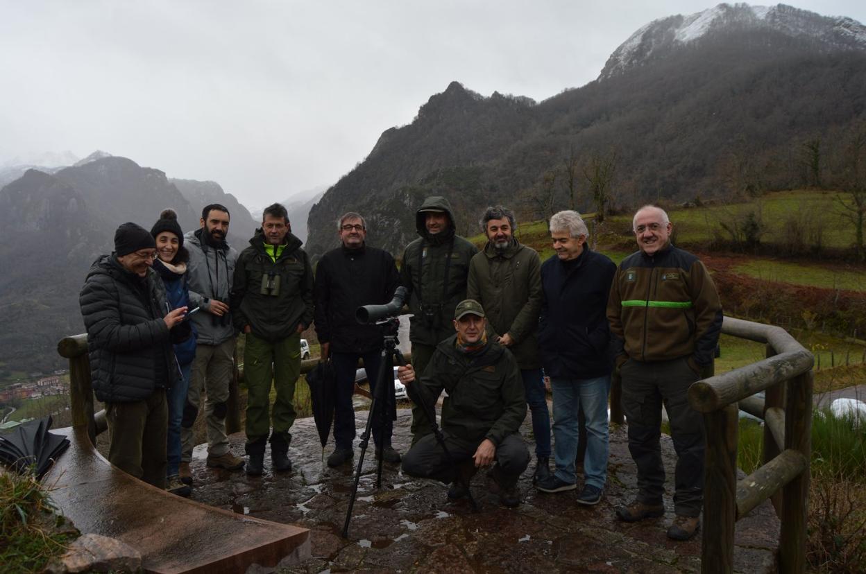 Alejandro Calvo (tercero por la izquierda) con el alcalde, agentes de la guardería y el director del parque natural en el mirador de Aguino. 