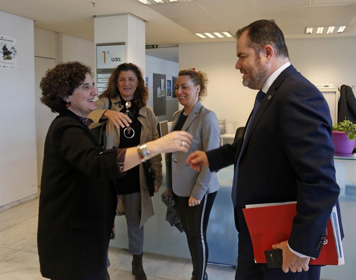 La consejera de Turismo, Berta Piñán; la representante de ACOM, Carolina Morilla; la alcaldesa de Lena, Gema Álvarez; y el presidente de la Cámara de Comercio de Oviedo, Carlos Paniceres. 