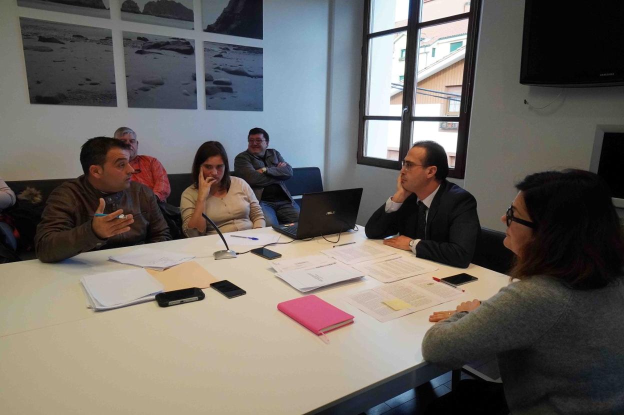 Jorge Martínez, a la izquierda, se dirige a Jesús Bordás y María Luisa Fernández durante el Pleno. 