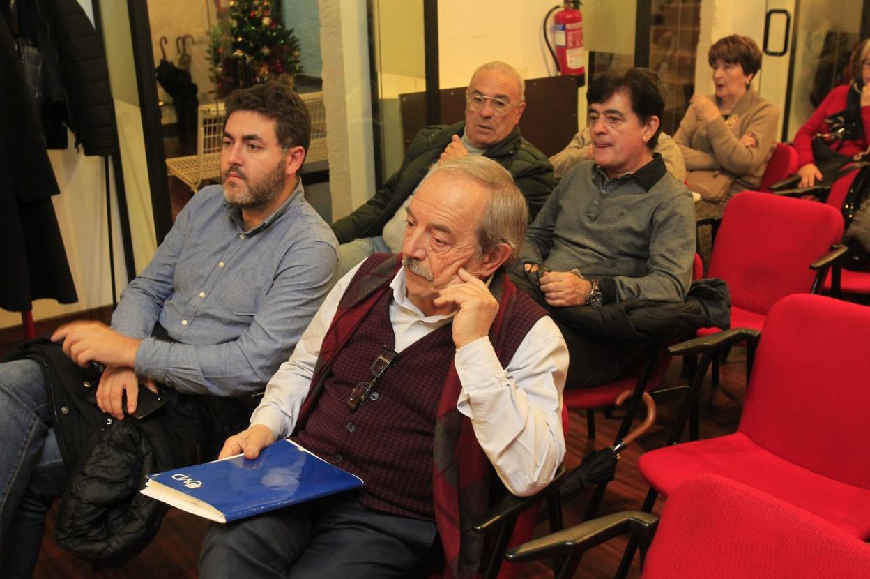 El eurodiputado Jonás Fernández y Wenceslao López siguiendo la intervención de Piñuela 