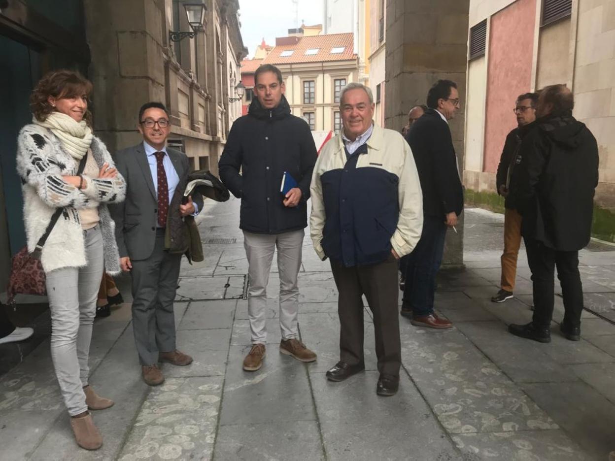 Delegación grupista integrada por Almudena Ávila, responsable de la sección de piragüismo; Jesús Martínez, director general; Nacho Aybar, director deportivo; e Iván González, vicepresidente. Detrás de ellos, Cosme García, director general de Medio Ambiente, a la salida de la reunión. 