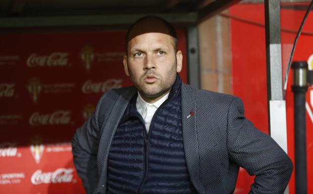 José Alberto, técnico del Sporting, durante el encuentro ante el Extremadura. 