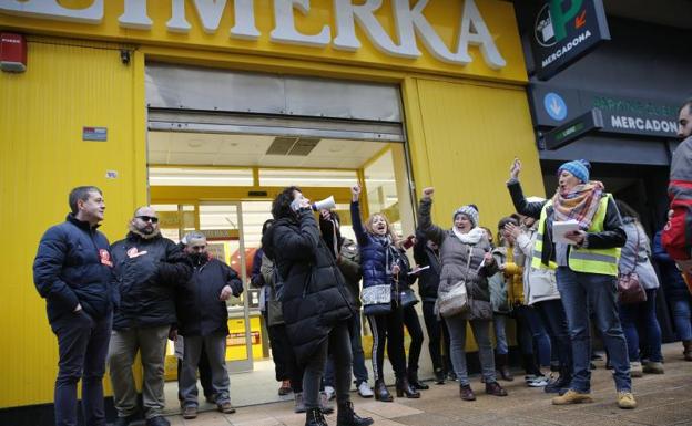 Protestas frente al Alimerka de la Avenida Portugal de Gijón.