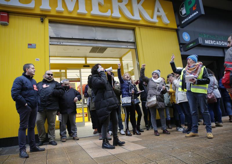 Más de 12.000 trabajadores de supermercados asturianos están llamados a secundar ocho días de huelga.