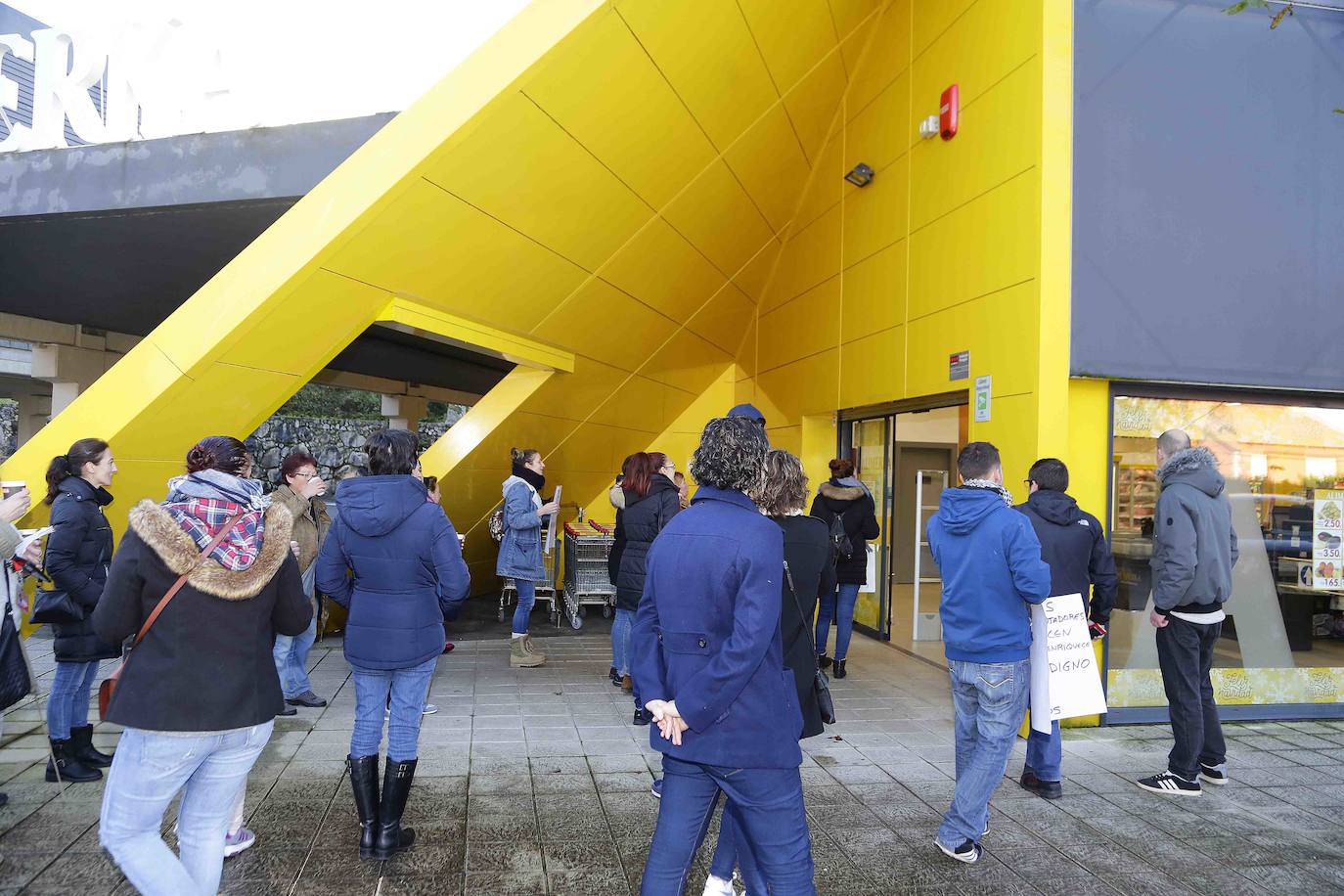 Más de 12.000 trabajadores de supermercados asturianos están llamados a secundar ocho días de huelga.