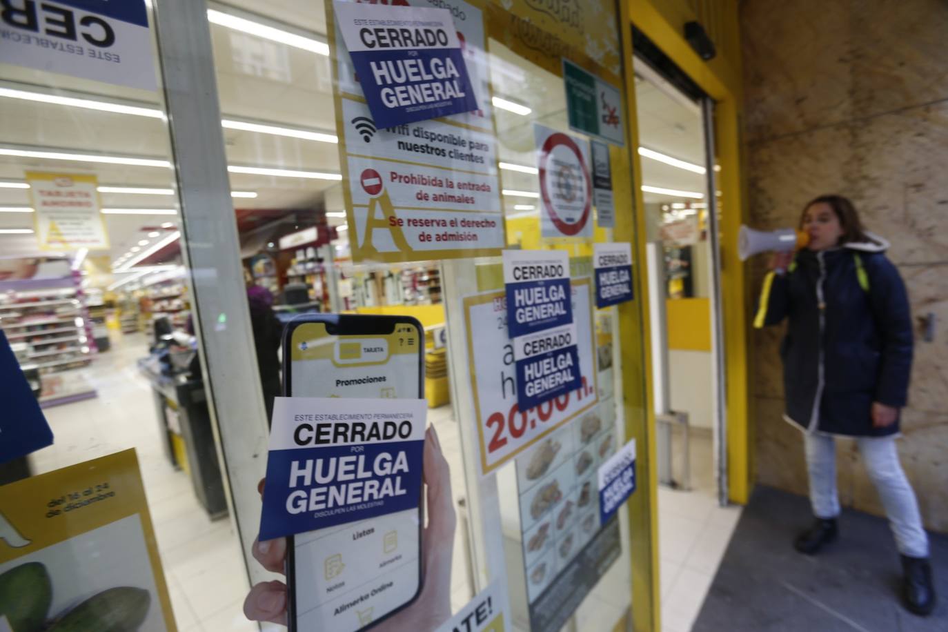 Más de 12.000 trabajadores de supermercados asturianos están llamados a secundar ocho días de huelga.