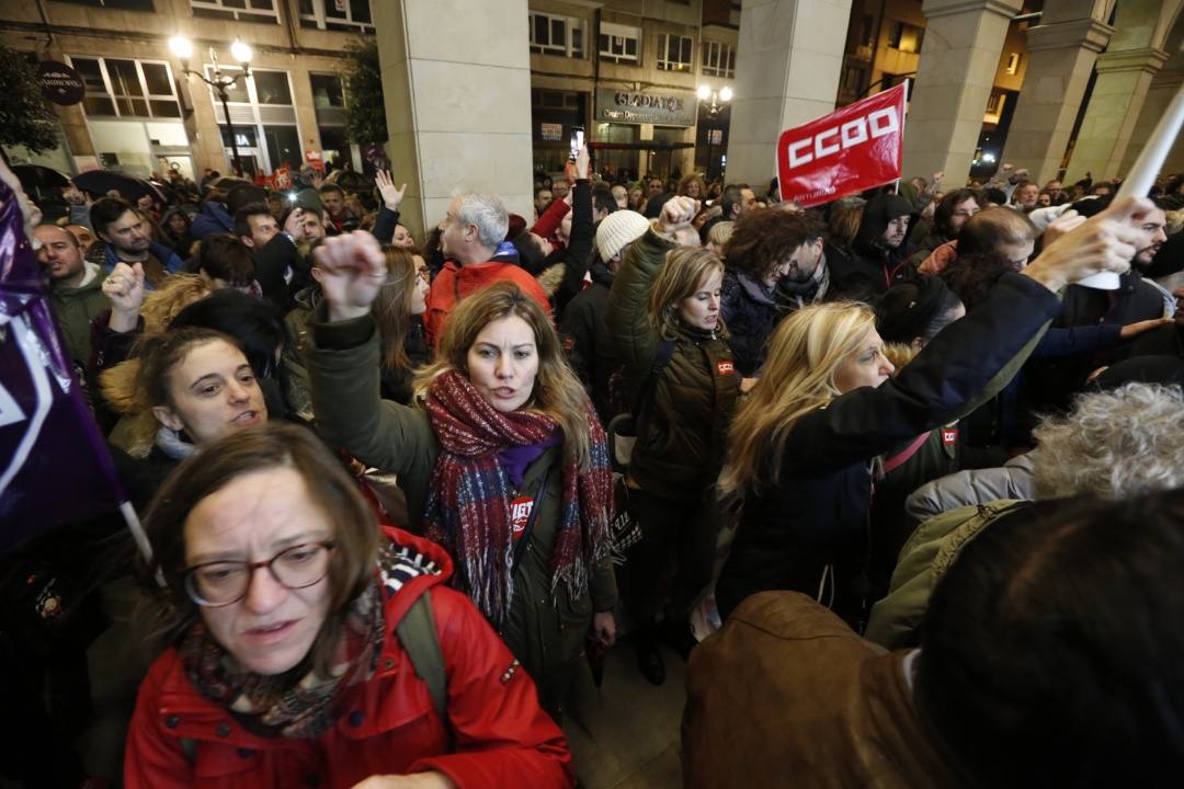 Cientos de personas se movilizaron en Gijón, ante un Alimerka de la calle Marqués de San Esteban.