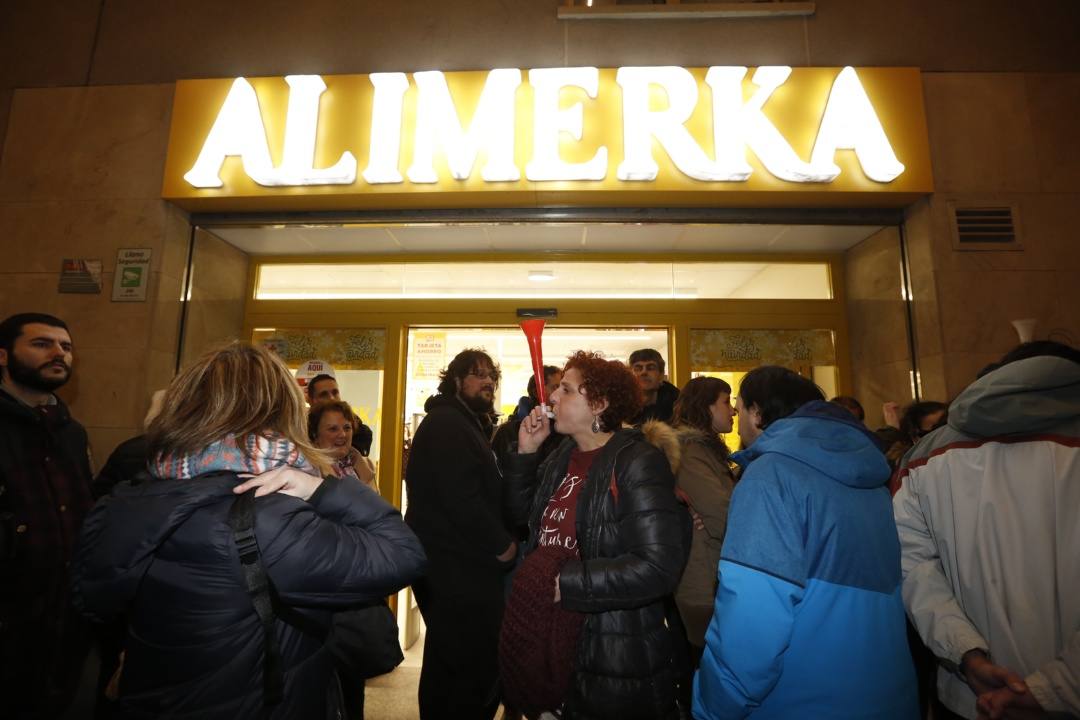 Cientos de personas se movilizaron en Gijón, ante un Alimerka de la calle Marqués de San Esteban.