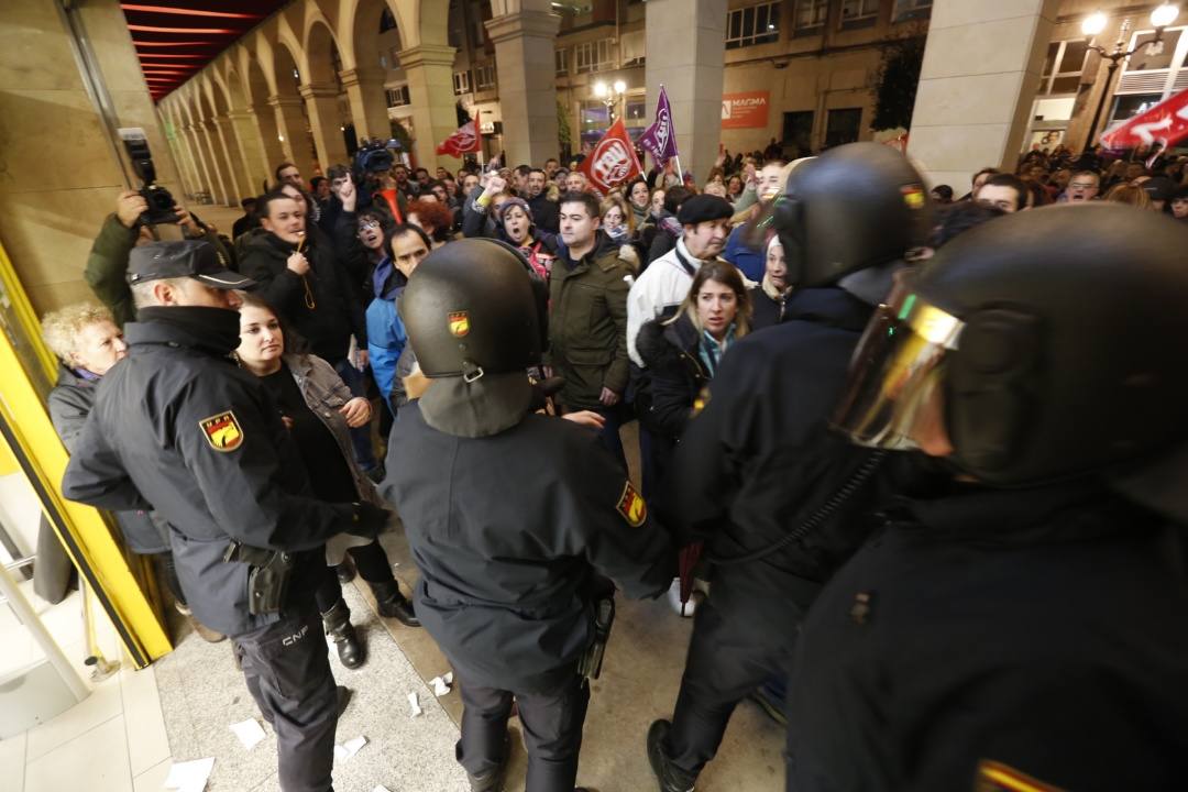 Cientos de personas se movilizaron en Gijón, ante un Alimerka de la calle Marqués de San Esteban.