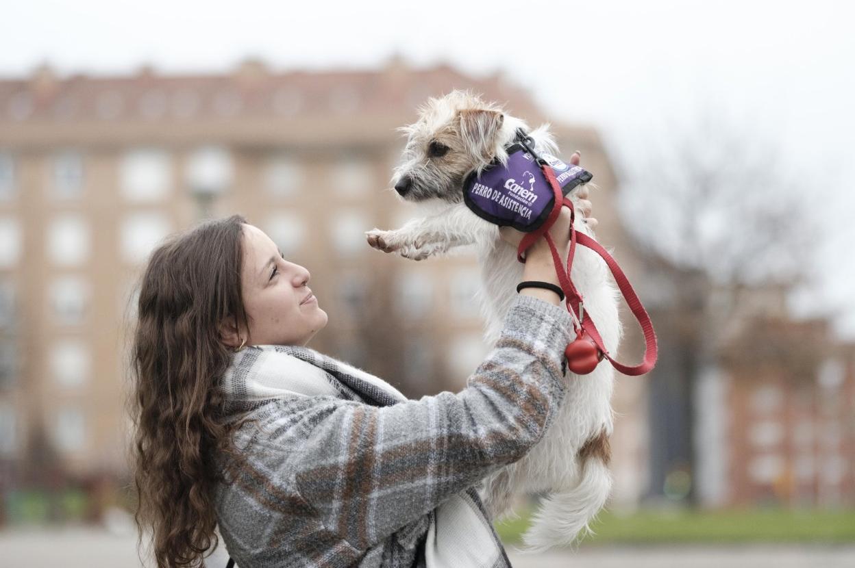 Paula Castaño Rodríguez, de 19 años, juega con 'Fibi', una jack russell de poco más de un año. 