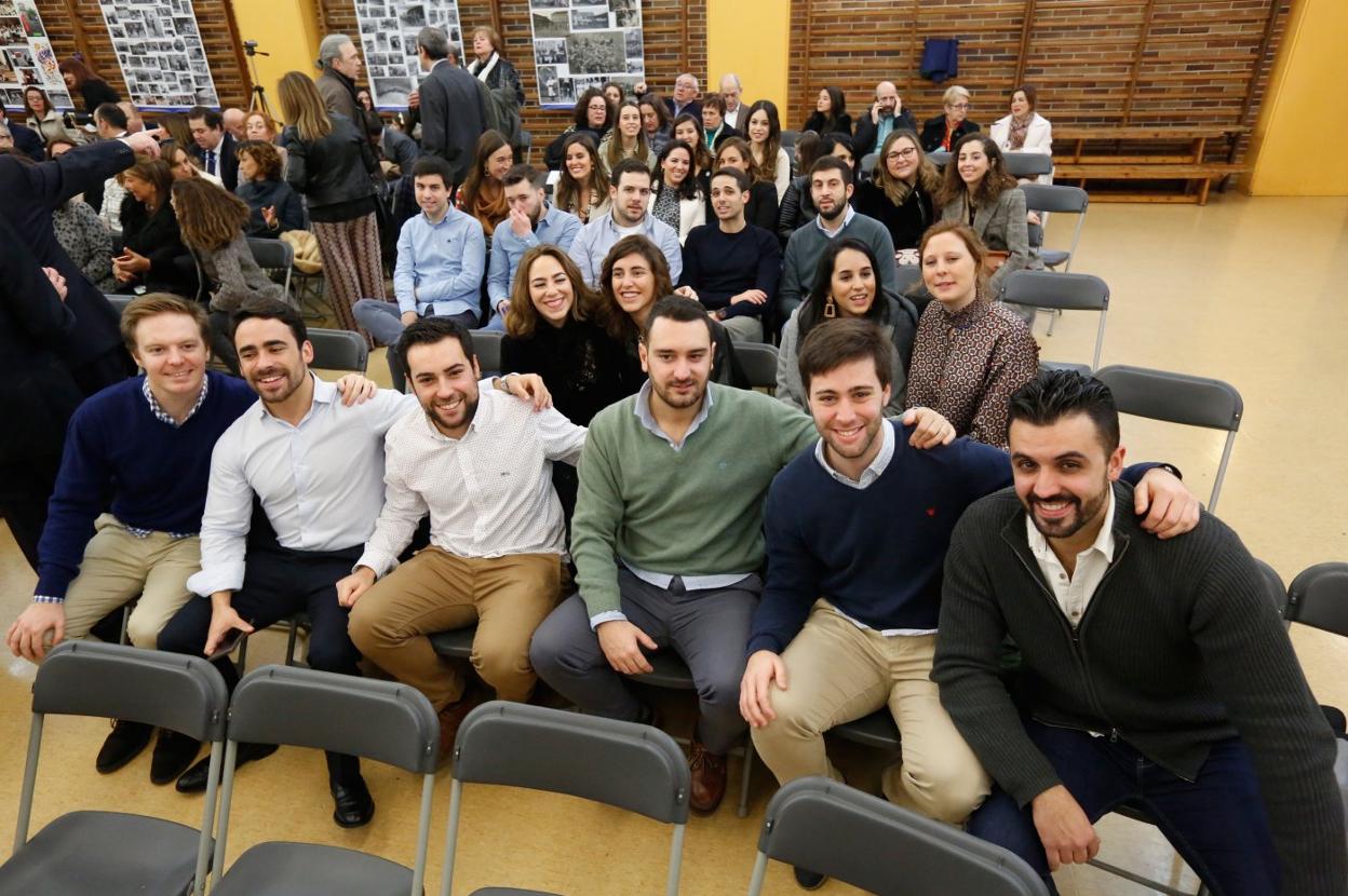 Un grupo de jóvenes, antiguos estudiantes en el colegio. 