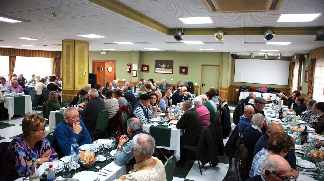 Los allandeses comparten la celebración con las autoridades. :: B. G. H. 