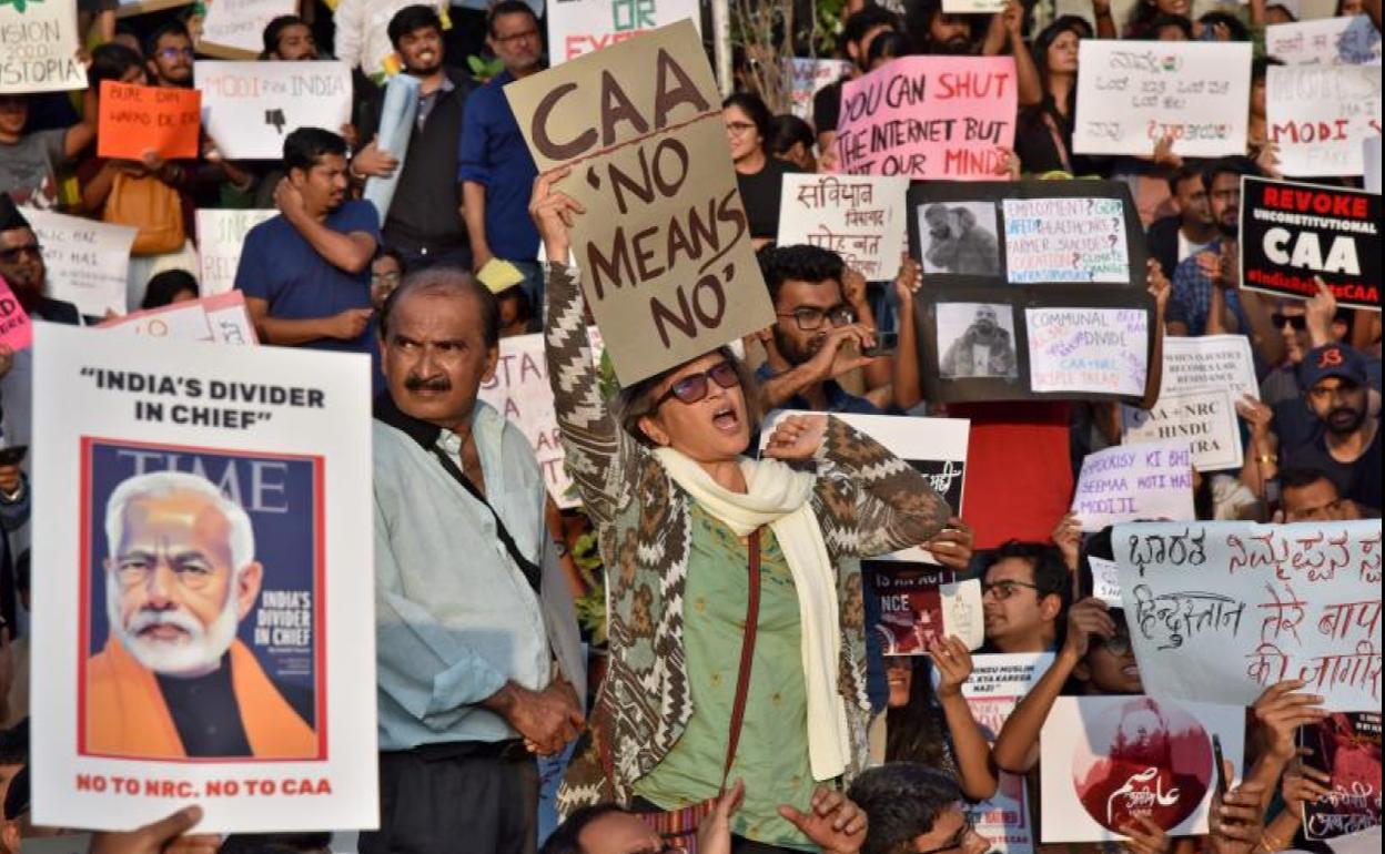 Manifestantes muestran eslóganes contra la Ley de Ciudadanía en Bengaluru, India.