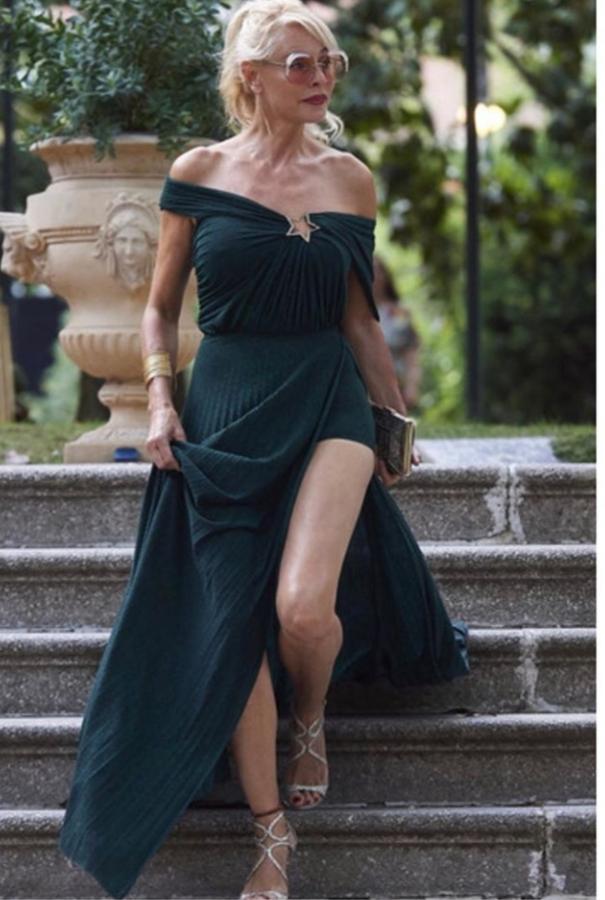 Belén Rueda (54 años) con vestido con abertura en color verde.