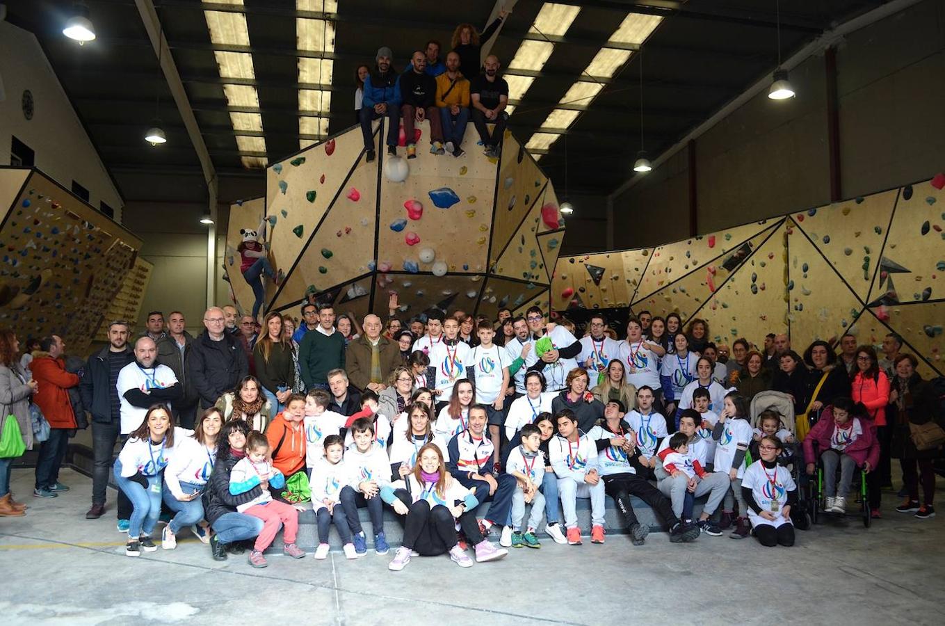 El centro de escalada 'One Move' de Gijón, organizó este pasado domingo su primer evento orientado a la escalada inclusiva y sobre todo 'Sin límites'. Este ha sido el concepto que ha puesto nombre a esta jornada tan especial, con la que todos los allí presentes pusieron su granito de arena para mejorar la calidad de vida y dar visibilidad a las personas con discapacidad y a sus familias a través del deporte. Para estos chicos y chicas no hay límites ni barreras que valgan, ni siquiera en la escalada.