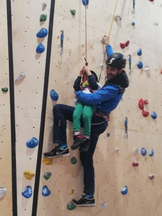 El centro de escalada 'One Move' de Gijón, organizó este pasado domingo su primer evento orientado a la escalada inclusiva y sobre todo 'Sin límites'. Este ha sido el concepto que ha puesto nombre a esta jornada tan especial, con la que todos los allí presentes pusieron su granito de arena para mejorar la calidad de vida y dar visibilidad a las personas con discapacidad y a sus familias a través del deporte. Para estos chicos y chicas no hay límites ni barreras que valgan, ni siquiera en la escalada.