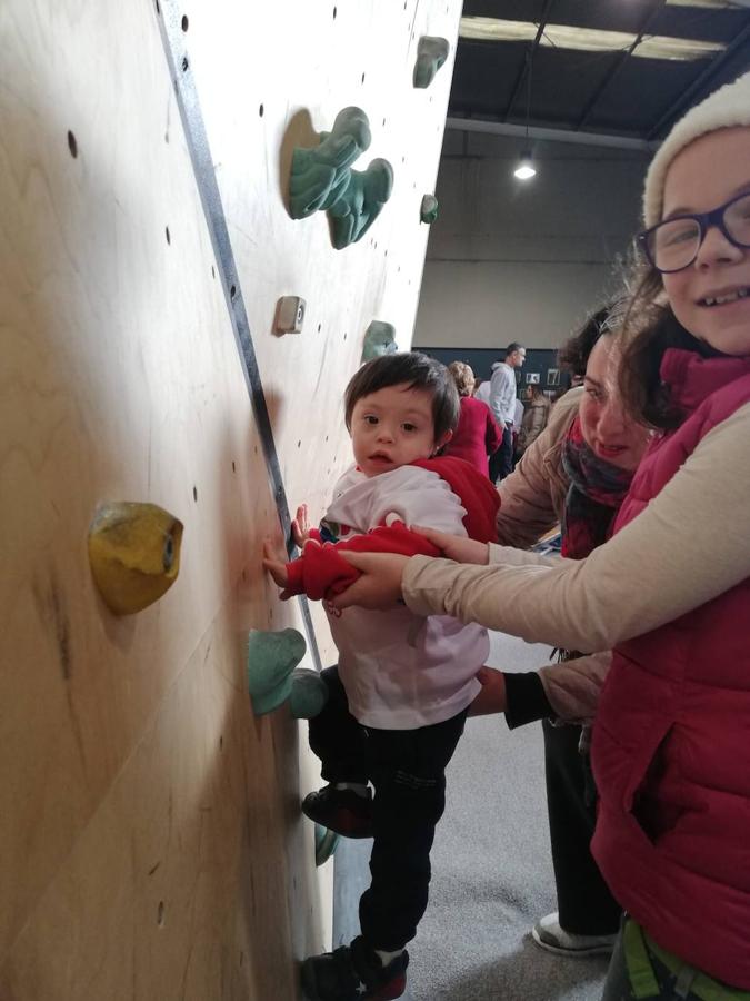 El centro de escalada 'One Move' de Gijón, organizó este pasado domingo su primer evento orientado a la escalada inclusiva y sobre todo 'Sin límites'. Este ha sido el concepto que ha puesto nombre a esta jornada tan especial, con la que todos los allí presentes pusieron su granito de arena para mejorar la calidad de vida y dar visibilidad a las personas con discapacidad y a sus familias a través del deporte. Para estos chicos y chicas no hay límites ni barreras que valgan, ni siquiera en la escalada.