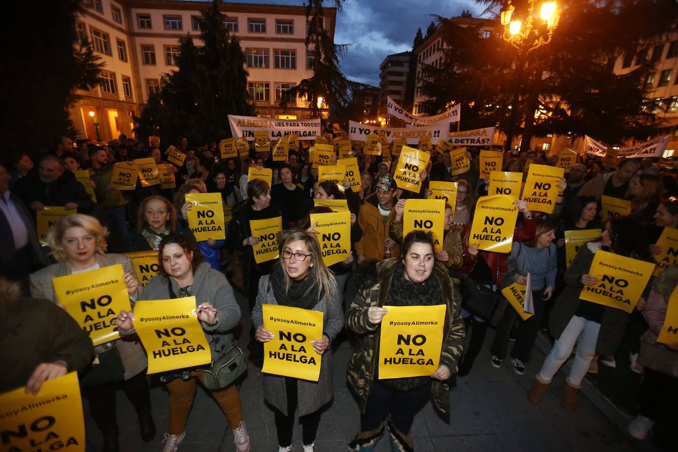 Los sindicatos convocantes -UGT, CC OO y USO- reunían a cientos de personas en una concentración frente al centro de Alimerka en la calle Foncalada de Oviedo. Por otro, una plataforma constituida por trabajadores de Alimerka hacía lo mismo, y a la misma hora, en la Plaza de España.