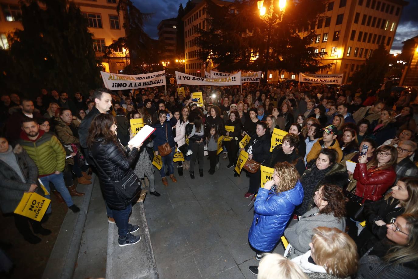 Los sindicatos convocantes -UGT, CC OO y USO- reunían a cientos de personas en una concentración frente al centro de Alimerka en la calle Foncalada de Oviedo. Por otro, una plataforma constituida por trabajadores de Alimerka hacía lo mismo, y a la misma hora, en la Plaza de España.