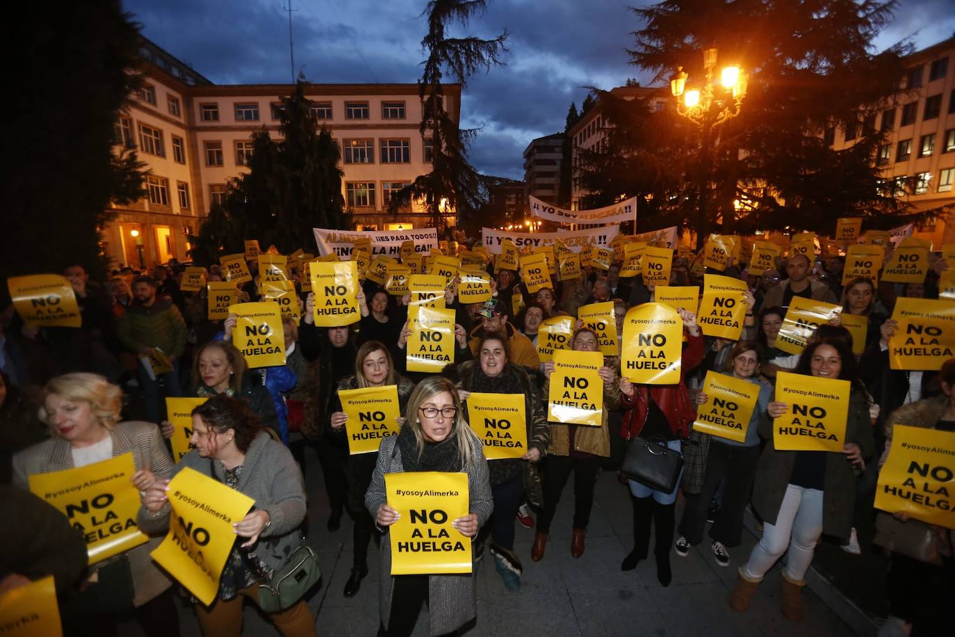 Los sindicatos convocantes -UGT, CC OO y USO- reunían a cientos de personas en una concentración frente al centro de Alimerka en la calle Foncalada de Oviedo. Por otro, una plataforma constituida por trabajadores de Alimerka hacía lo mismo, y a la misma hora, en la Plaza de España.
