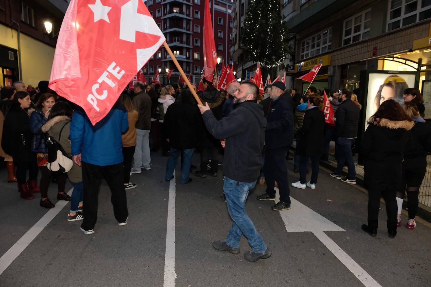 Los sindicatos convocantes -UGT, CC OO y USO- reunían a cientos de personas en una concentración frente al centro de Alimerka en la calle Foncalada de Oviedo. Por otro, una plataforma constituida por trabajadores de Alimerka hacía lo mismo, y a la misma hora, en la Plaza de España.