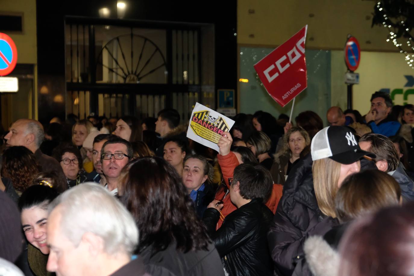 Los sindicatos convocantes -UGT, CC OO y USO- reunían a cientos de personas en una concentración frente al centro de Alimerka en la calle Foncalada de Oviedo. Por otro, una plataforma constituida por trabajadores de Alimerka hacía lo mismo, y a la misma hora, en la Plaza de España.