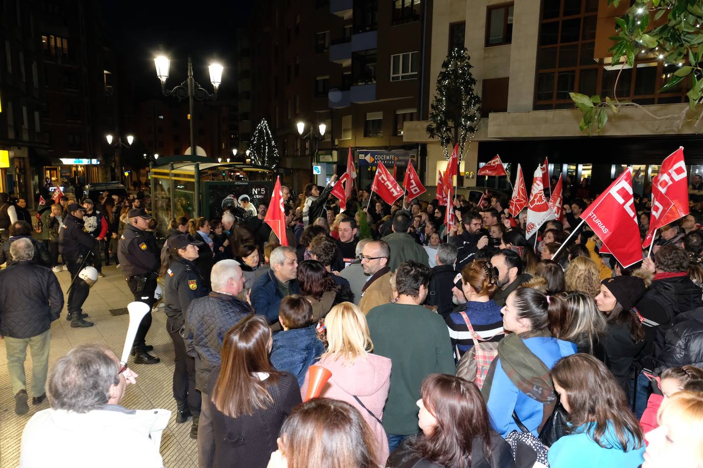 Los sindicatos convocantes -UGT, CC OO y USO- reunían a cientos de personas en una concentración frente al centro de Alimerka en la calle Foncalada de Oviedo. Por otro, una plataforma constituida por trabajadores de Alimerka hacía lo mismo, y a la misma hora, en la Plaza de España.