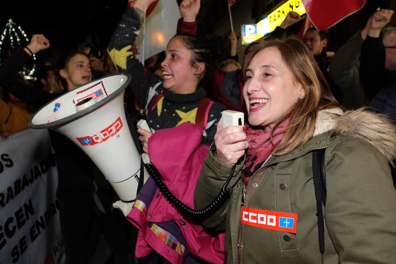 Los sindicatos convocantes -UGT, CC OO y USO- reunían a cientos de personas en una concentración frente al centro de Alimerka en la calle Foncalada de Oviedo. Por otro, una plataforma constituida por trabajadores de Alimerka hacía lo mismo, y a la misma hora, en la Plaza de España.