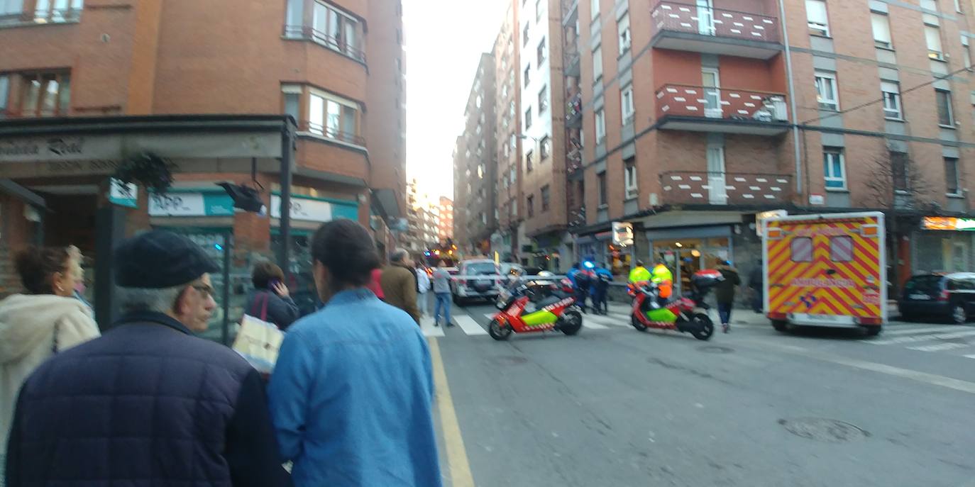 La calle Argandona acordonada tras un aviso de los vecinos.