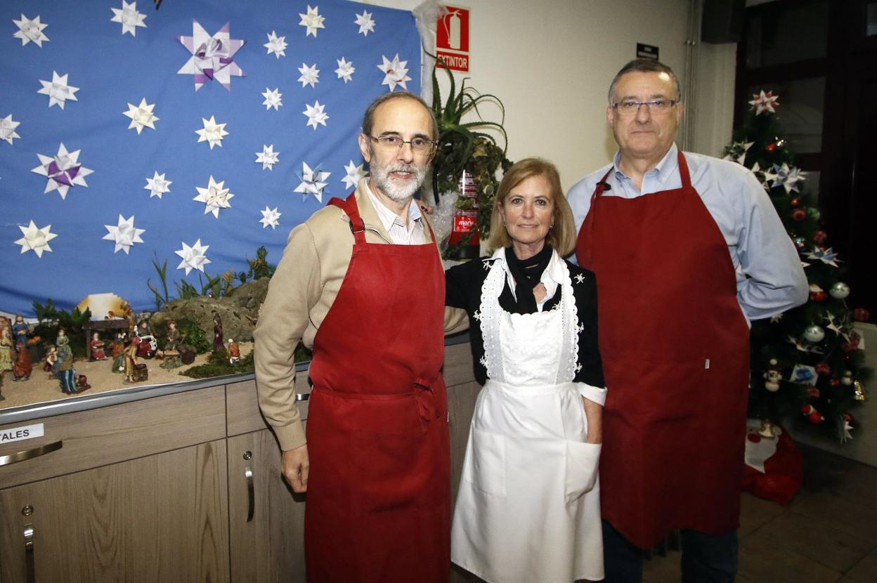 José Ángel Huidobro, Chelo Menéndez y Roberto García, en el Albergue Covadonga. 