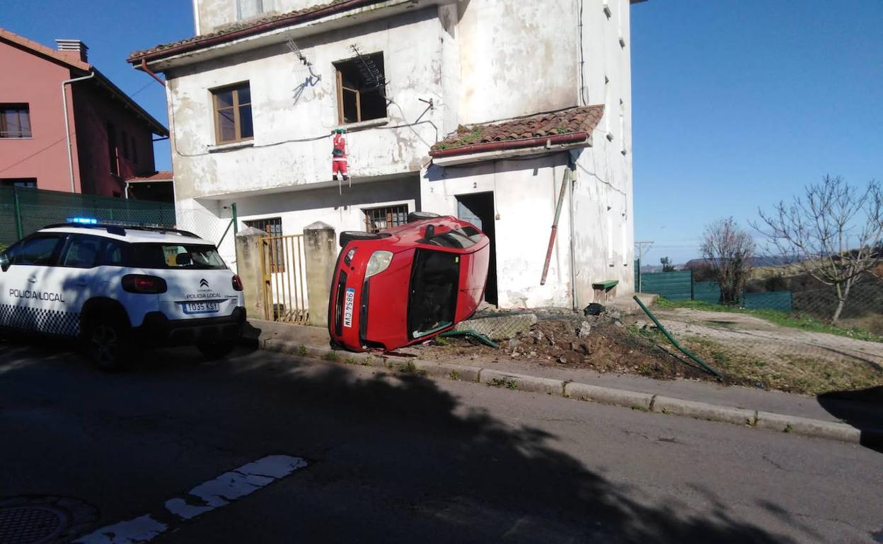 Un vehículo se empotra contra una vivienda en Avilés 