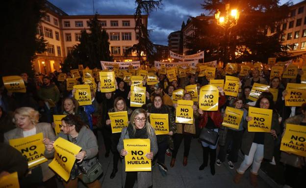 Imagen. Protesta de los trabajadores de los supermercados en Asturias. 