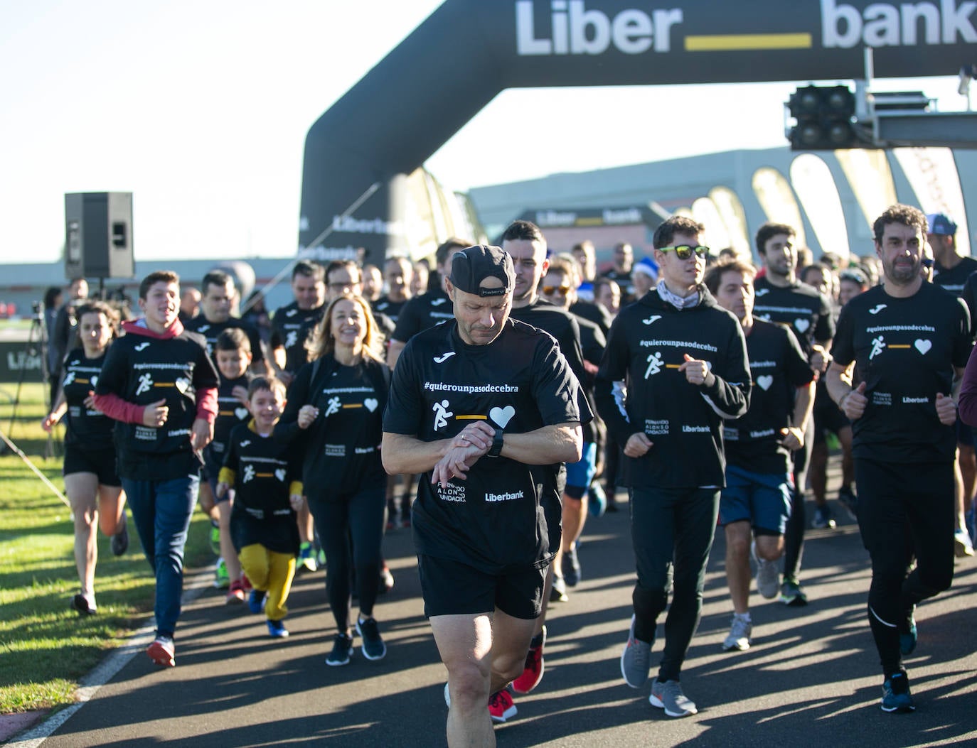 El piloto asturiano encabezó la salida, en la XIX edición de la carrera solidaria Fernando Alonso Liberabank, organizada en las instalaciones del circuito de karting de La Morgal, y cuya recaudación se dedicará a poner pasos de cebra